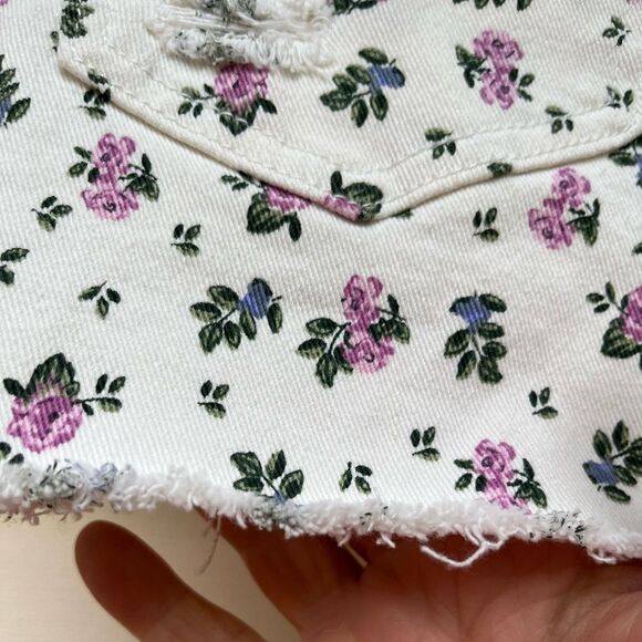 Madden NYC white floral print brand new denim distressed shorts, size 5 - Picture 4 of 12